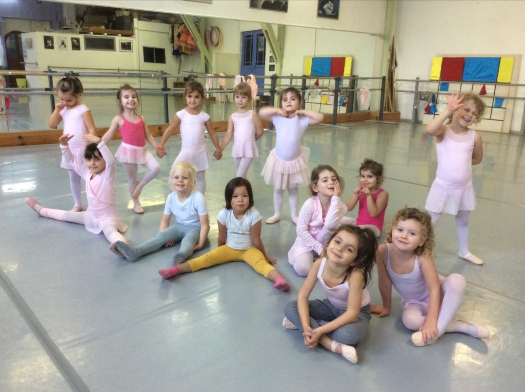 Un groupe de 13 danseuses de moins de 5 ans qui prend la pose pour la photo à la fin de leur cours de danse